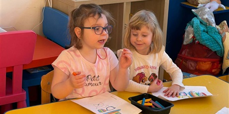 Powiększ grafikę: Dzień Mężczyzn - dziewczynki przygotowują upominki dla swoich kolegów