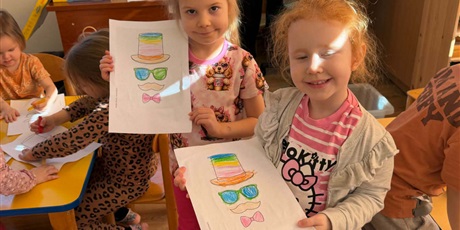 Powiększ grafikę: Dzień Mężczyzn - dziewczynki przygotowują upominki dla swoich kolegów