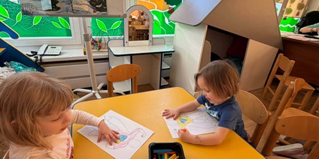 Powiększ grafikę: Dzień Mężczyzn - dziewczynki przygotowują upominki dla swoich kolegów