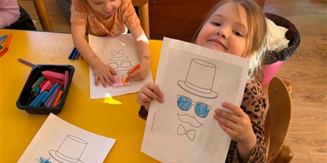 Powiększ grafikę: Dzień Mężczyzn - dziewczynki przygotowują upominki dla swoich kolegów