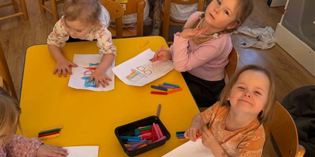 Powiększ grafikę: Dzień Mężczyzn - dziewczynki przygotowują upominki dla swoich kolegów