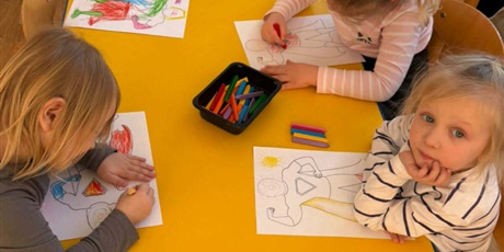 Powiększ grafikę: Dzień Mężczyzn - dziewczynki przygotowują upominki dla swoich kolegów