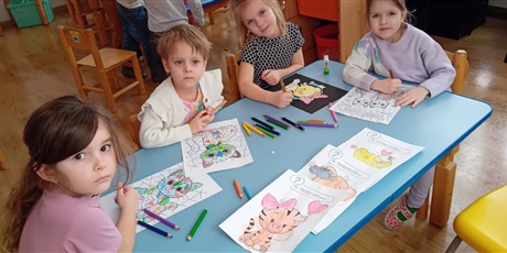 Powiększ grafikę: Kosmoludki przy stolikach kolorują kotki