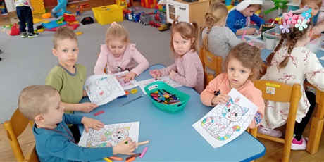 Powiększ grafikę: Kosmoludki przy stolikach kolorują kotki