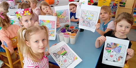 Powiększ grafikę: Kosmoludki przy stolikach kolorują kotki