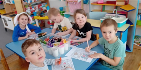 Powiększ grafikę: Kosmoludki przy stolikach kolorują kotki