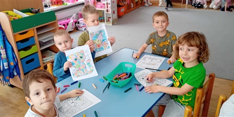 Powiększ grafikę: Kosmoludki przy stolikach kolorują kotki