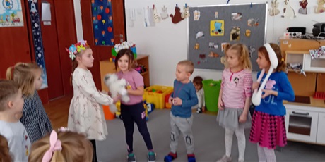 Powiększ grafikę: Dzień Kota - zabawa na dywanie