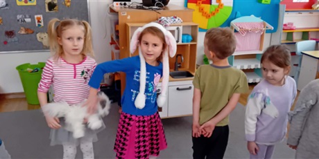 Powiększ grafikę: Dzień Kota - zabawa na dywanie