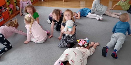 Powiększ grafikę: Dzień Kota - zabawa na dywanie