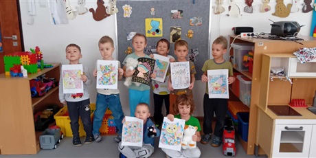 Powiększ grafikę: Kosmoludki trzymają w rączkach kotki, które sami pięknie pokolorowali