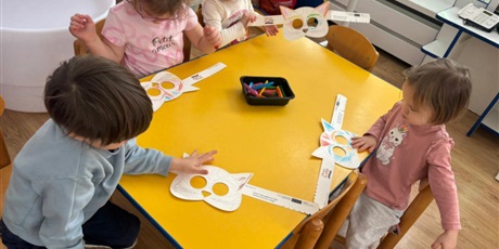 Powiększ grafikę: Bajkoludki przys tolikach wykonują swoją maskę kotka