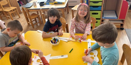 Powiększ grafikę: Bajkoludki przys tolikach wykonują swoją maskę kotka