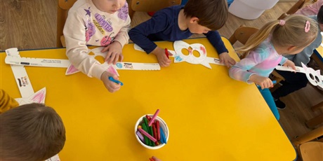 Powiększ grafikę: Bajkoludki przys tolikach wykonują swoją maskę kotka