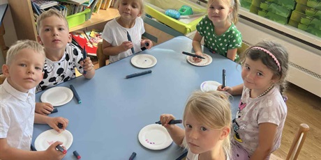 Powiększ grafikę: Kosmoludki wykonują swoje talerzyki w kropeczki