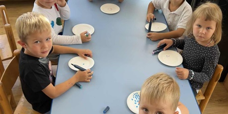Powiększ grafikę: Kosmoludki wykonują swoje talerzyki w kropeczki