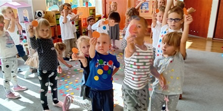 Powiększ grafikę: Dzień Kropki w grupie III - zabawy na dywanie
