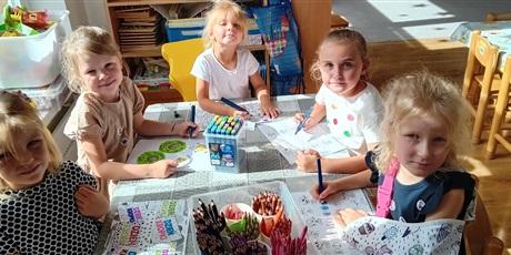 Powiększ grafikę: Dzień Kropki w grupie III - dzieci wykonują pracę plasstyczną przy stolikach