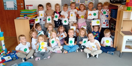 Powiększ grafikę: Kosmoludki prezentują swoje prace plastyczne w kropeczki