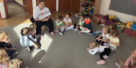 Powiększ grafikę: Dzieci z grupy II słuchają opowiadania o Dniu Kropki