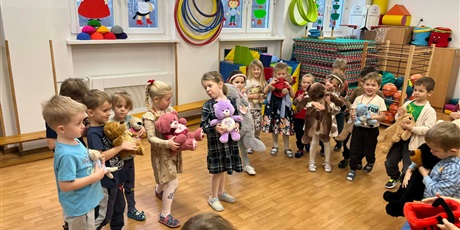 Powiększ grafikę: Kosmoludki - Dzień Pluszowego Misia