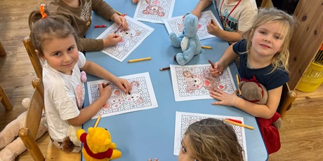 Powiększ grafikę: Kosmoludki - Dzień Pluszowego Misia