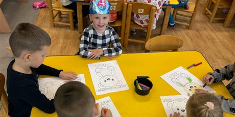 Powiększ grafikę: Dzieci z grupy II przy stolikach kolorują misie