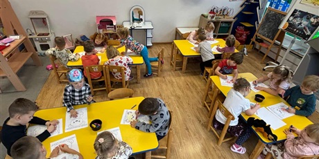 Powiększ grafikę: Dzieci z grupy II przy stolikach kolorują misie