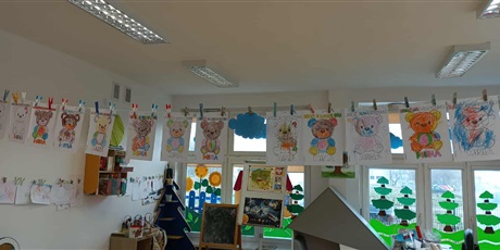 Powiększ grafikę: Na zdjęciu wystawa kolorowanek z misiem - prace gr. II