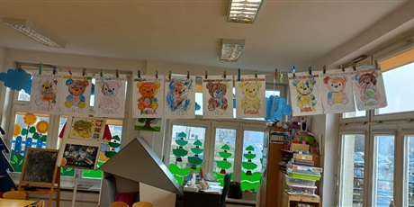 Powiększ grafikę: Na zdjęciu wystawa kolorowanek z misiem - prace gr. II