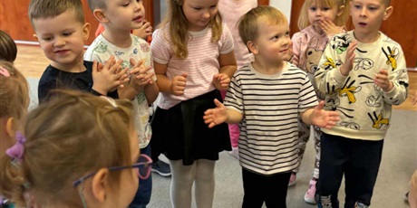 Powiększ grafikę: Dzieci z grupy II ze swoimi misiami