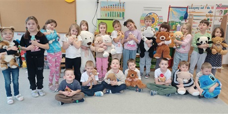 Powiększ grafikę: Na zdjęciu Ekoludki ze swoimi misiami