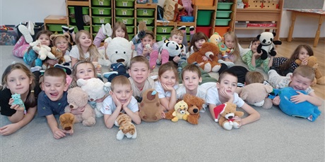 Powiększ grafikę: Na zdjęciu Ekoludki ze swoimi misiami