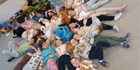 Powiększ grafikę: Na zdjęciu Ekoludki ze swoimi misiami