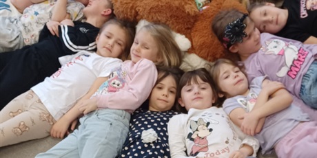 Powiększ grafikę: Na zdjęciu Ekoludki ze swoimi misiami