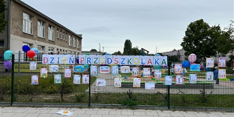 Powiększ grafikę: Dekoracja na płocie przedszkolnym z okazji Dnia Przedszkolaka