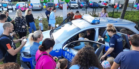 Powiększ grafikę: Podczas pikniku odwiedzili nas FUNKCJONARIUSZE POLICJI. Dzieci mogły wsiąść do radiowozu, a przy okazji świetnej zabawy posłuchać o bezpieczeństwie na drodze.