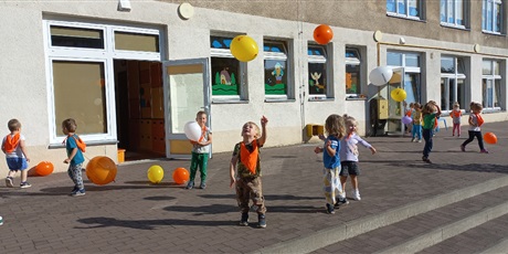 Powiększ grafikę: Krasnoludki podczas zabawy balonami w ogrodzie przedszkolnym