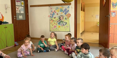 Powiększ grafikę: Dzień Pszczoły w grupie I.  Zabawy na dywanie.