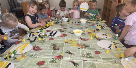 Powiększ grafikę: Dzień Pszczoły w grupie I.  Dzieci wyklejają pszczółkę.