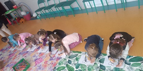 Powiększ grafikę: Kosmoludki wzięły udział w zabawie integracyjnej z okazji święta Pszczoły w Maciusiu 