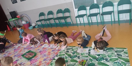Powiększ grafikę: Kosmoludki wzięły udział w zabawie integracyjnej z okazji święta Pszczoły w Maciusiu 