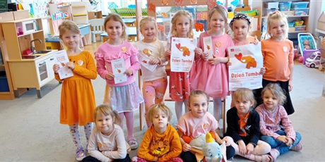 Powiększ grafikę: Dziewczynki z grupy III na zdjęciu ubrane na pomarańczowo