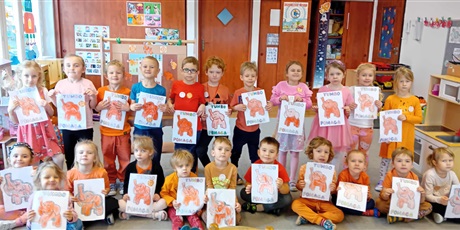 Powiększ grafikę: Kosmoludki na zdjęciu - dzieci trzymają w rączkach pokolorowanego Słonika Tumbo