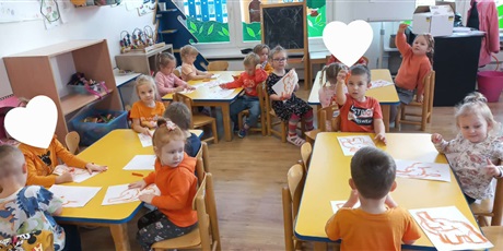 Powiększ grafikę: Grupa II - Dzień Tumbo; dzieci przy stolikach kolorują słonika Tumbo