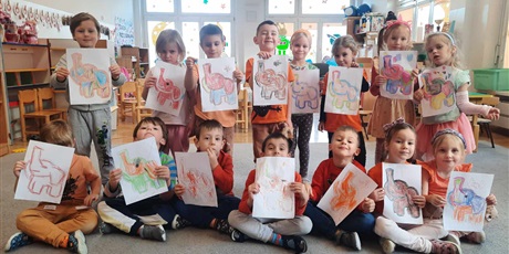 Powiększ grafikę: Dzieci pozują do zdjęcia trzymając w rączkach pięknie pokolorowane słoniki Tumbo