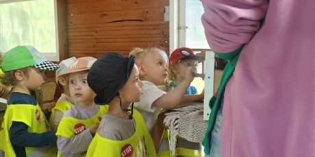 Powiększ grafikę: Wycieczka do gospodarstwa "Alpaka-Team" - na zdjęciu przedszkolaki na zajęciach przędzalniczych