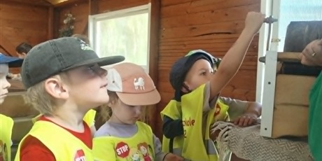 Powiększ grafikę: Wycieczka do gospodarstwa "Alpaka-Team" - na zdjęciu przedszkolaki na zajęciach przędzalniczych