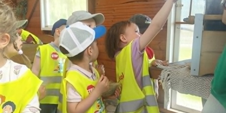 Powiększ grafikę: Wycieczka do gospodarstwa "Alpaka-Team" - na zdjęciu przedszkolaki na zajęciach przędzalniczych