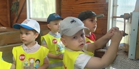 Powiększ grafikę: Wycieczka do gospodarstwa "Alpaka-Team" - na zdjęciu przedszkolaki na zajęciach przędzalniczych